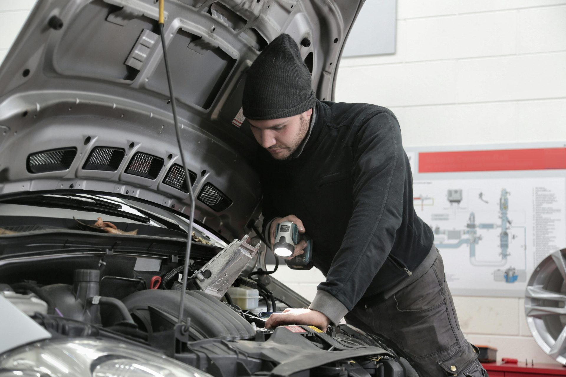 Mecánico trabajando en el motor de un coche