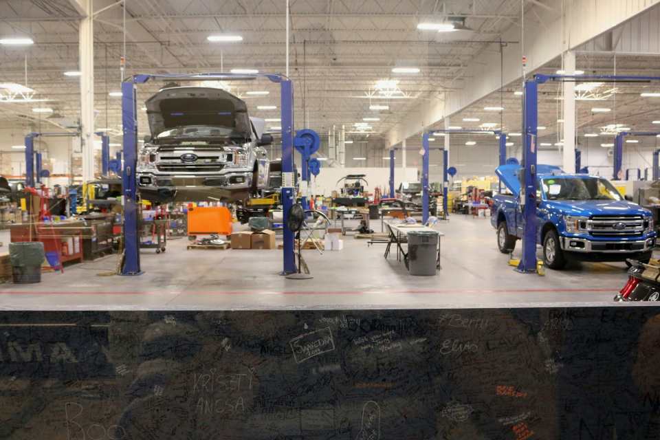 Ruauto technician changing tires and aligning wheels