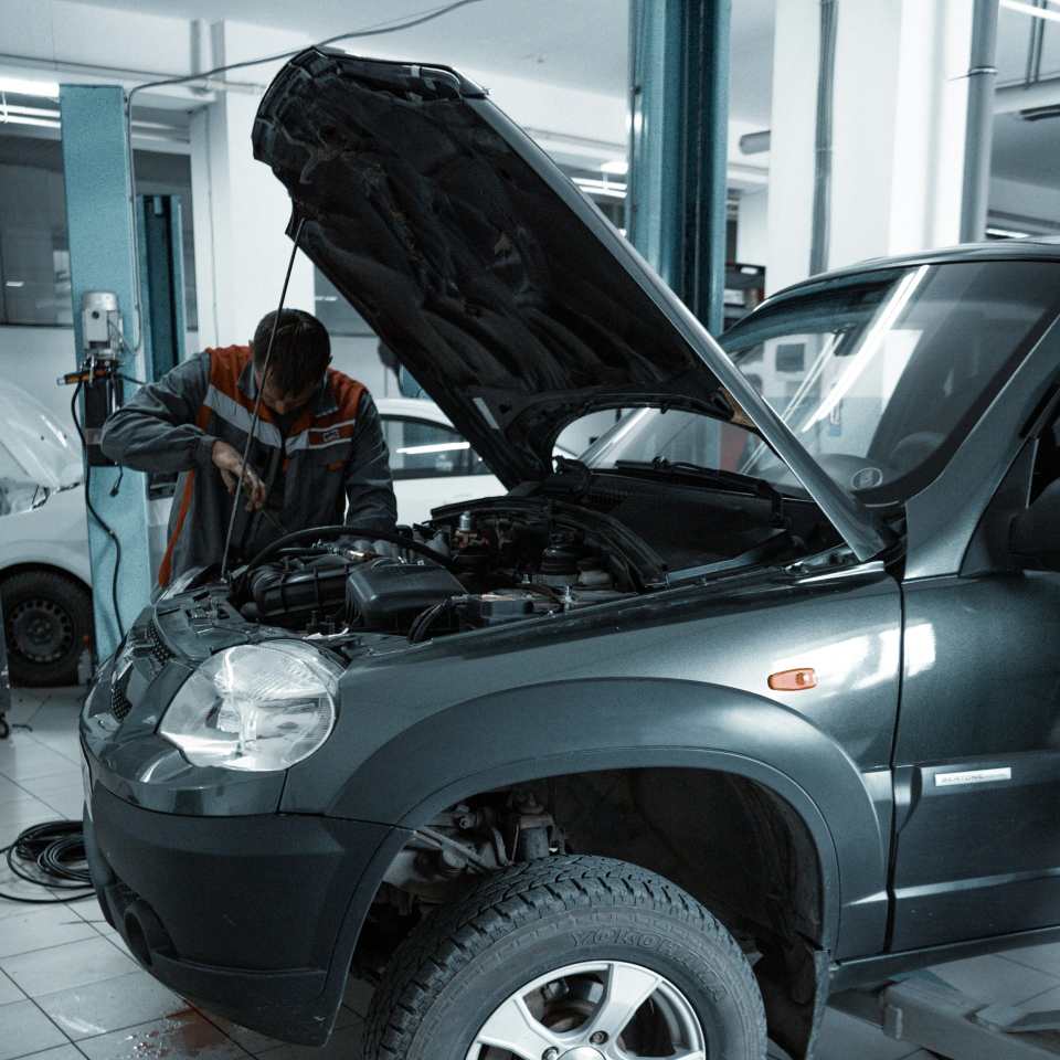 Mecánico trabajando en un automóvil