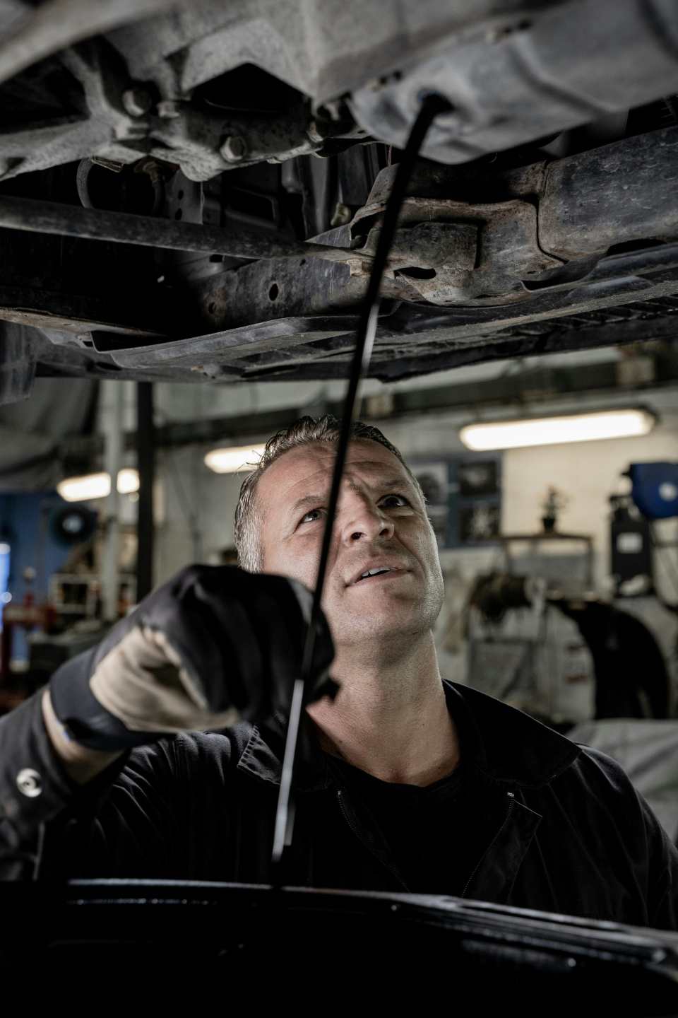 Ruauto mechanic overhauling engine in Madrid workshop
